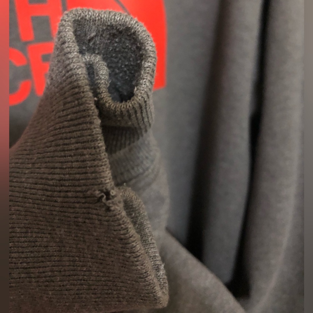 North Face Pullover Hoodie - Size L 🔴 - Picture 4 of 4